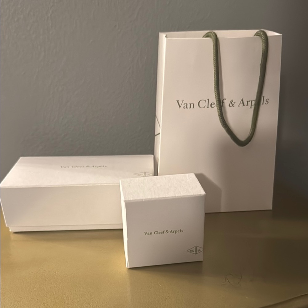 Van Cleef & Arpels Gift Set - White